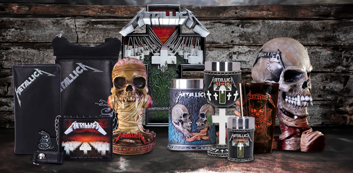 Die Metallica Kollektion von Nemesis Now umfasst einen Flachmann, eine Geldbörse, eine Brieftasche sowie Krüge, Becher, Schnapsgläser, eine Figur und einen Überwurf.